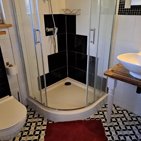 Black&white-cherry *